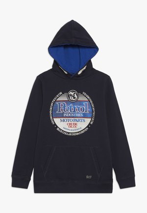 Granatowa bluza z kapturem z niebieską podszewką wnętrza kaptura, przednią kieszenią oraz logo części motocyklowych "Petrol Industries" w stylu vintage w kolorach białym, czerwonym i niebieskim.