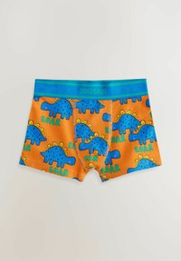 Orange boksershorts med blåt dinosaur- og "ROAR" mønster, med en turkis talje med teksten "DINOSAUR". Fremstillet af blødt stof.