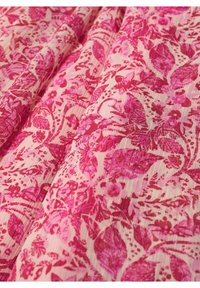 Tissu léger avec un imprimé floral rose présentant des feuilles et des fleurs détaillées. Surface texturée avec un motif nervuré subtil.