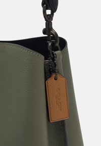COACH WILLOW BUCKET BAG IN COLORBLOCK - Mala de mão - army green multi