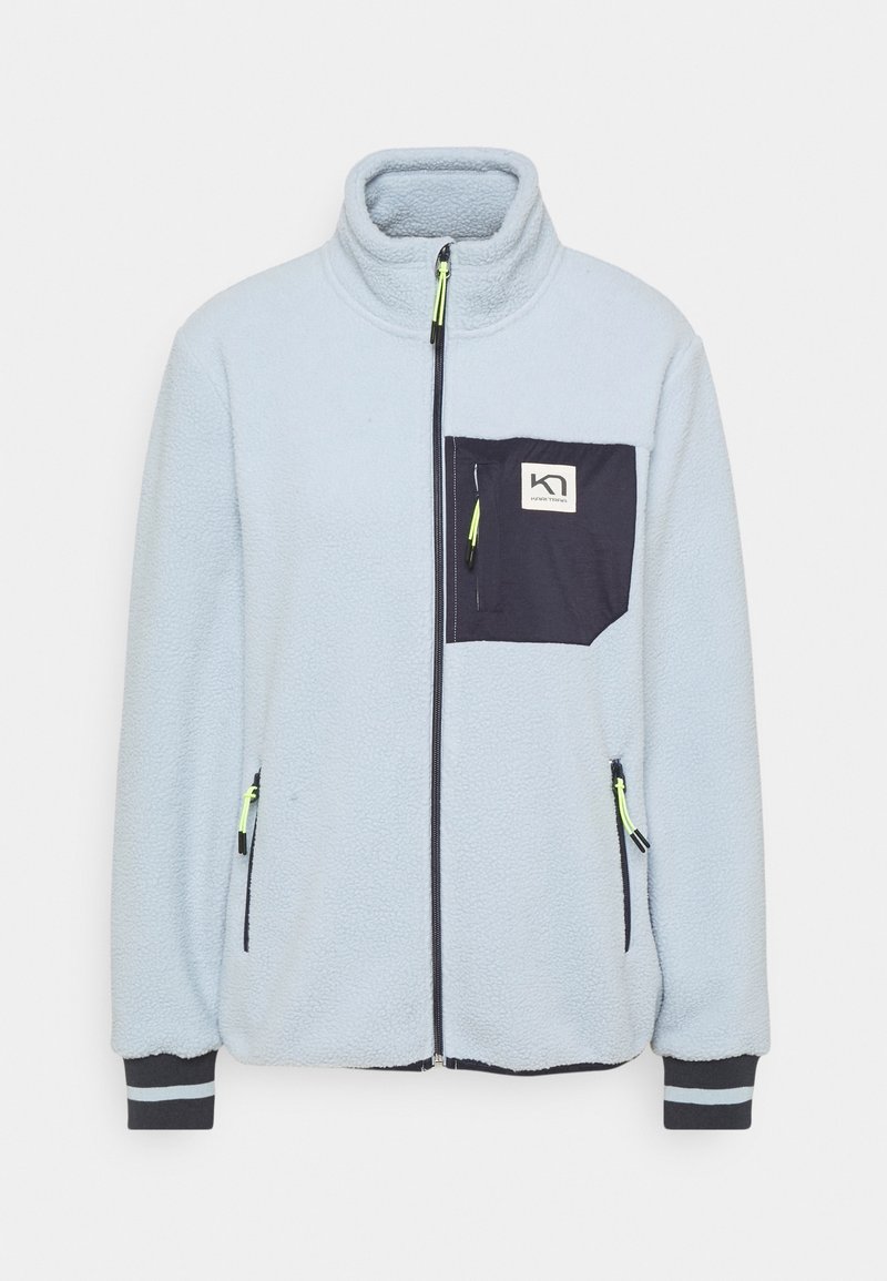 Veste polaire bleu clair avec une poche poitrine zippée noire, fermeture éclair frontale complète, deux poches latérales zippées et des poignets noirs avec bandes réfléchissantes.