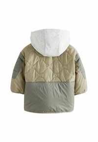Gevoerde jas met een doorgestikte lichtgroene en beige body, grijze capuchon en effen groene mouwen. Korte, ontspannen pasvorm met afgeronde randen.