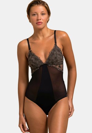 Bodysuit en dentelle noire avec des détails floraux en dentelle sur le haut et un design en maille transparente. Des bretelles fines et réglables complètent le look.