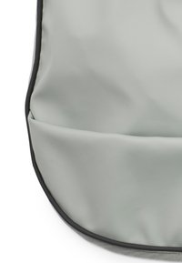 Grå silikonmaterial med en slät yta, rundad form och en kontrasterande svart kant. Har en enkel design utan synligt hårdvara.