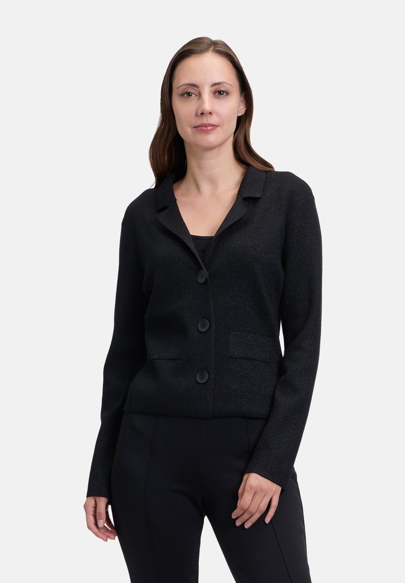 Svart blazer i texturerad tyg med skräddarsydd passform, med krage, fem knappar och två framfickor.