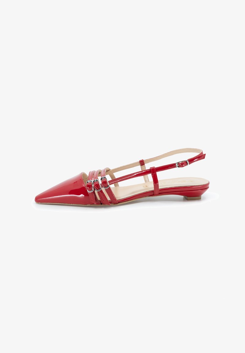 Rifinite in vernice rossa, ballerine slingback con punta appuntita, tre cinturini orizzontali, dettagli in metallo argentato e tacco basso.