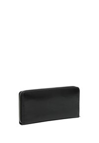 Cartera de cuero negro con textura suave y forma rectangular. Presenta un zipper plateado en la parte superior y no tiene logotipos ni patrones visibles.