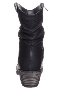 Botín de cuero negro con diseño arrugado, puntera redonda, cierre de cremallera y tacón apilado texturizado. Silueta simple y funcional.