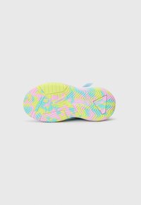 Suela de zapato con un diseño texturizado multicolor en rosa, azul y amarillo, con un patrón de zigzag y detalles de marca.