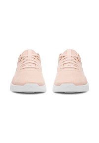 Pár svetloružových tenisiek Reebok s bielymi podrážkami, sieťovinou a šnúrkami, zobrazené zo zpredu na bielom pozadí.