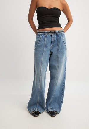 Vidbenade denimjeans i ljusblått med en urtvättad finish, med hög midja, bältesöglor och två framfickor.