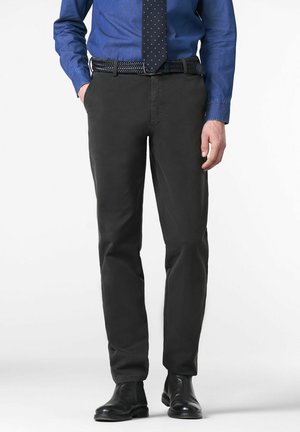 Slim-fit zwarte broeken met een gladde textuur, gecombineerd met een blauwe overhemddas en een gebloemde riem, gedragen met zwarte enkelboots.