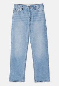 Jean en denim bleu clair avec coupe droite, cinq poches, fermeture à bouton et zip, et une petite étiquette de marque sur la ceinture.