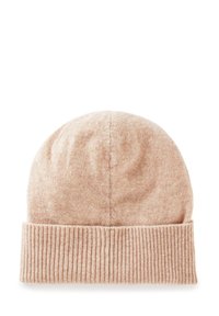 Beanie in maglia beige con una texture morbida, una parte superiore rotonda e un orlo a coste. Il materiale sembra caldo e confortevole.