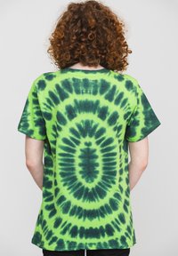 Paradiso Clothing DAY ALL STARS TIE DYE GRAPHIC UNISEX  - Print T-shirt - green