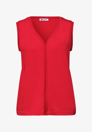 Rød ærmeløs bluse med V-hals og diskret dekorativ syning langs halsudskæringen og fronten, i et glat stof.