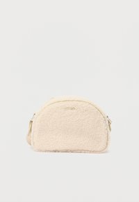 Bolso en forma de media luna de color crema, con textura de suave felpa y el logo dorado "HUGO" centrado en la parte frontal, con correa ajustable a los lados.