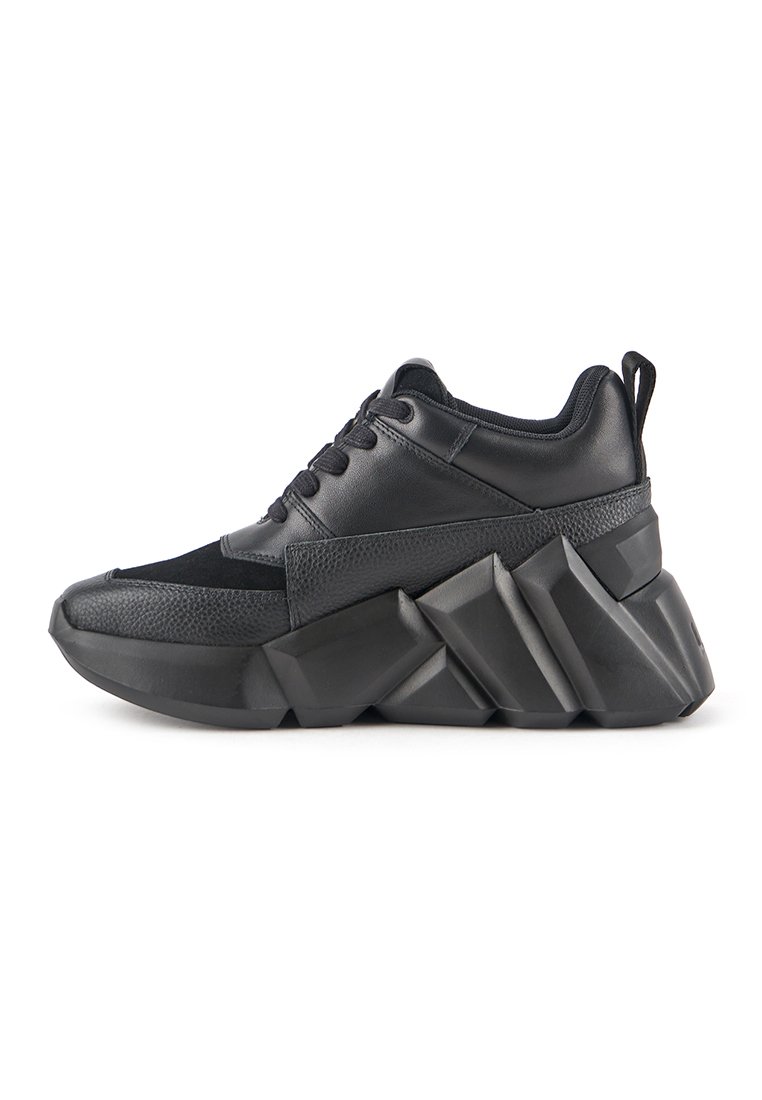 Czarne sneakersy z połączeniem gładkich i teksturowanych materiałów. Masywna geometryczna podeszwa z wyraźnymi kątami i podwyższonym obcasem. Sześć otworów na sznurówki.