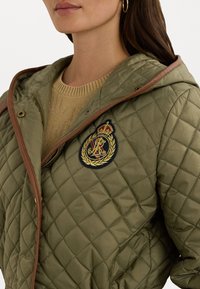 Lauren Ralph Lauren CREST-PATCH DIAMOND-QUILTED HOODED COAT - Parkas - olive fern