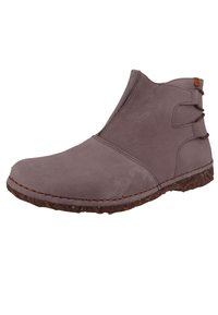 Botas de tobillo de cuero gris con paneles laterales elásticos, puntera redondeada y suela de goma texturizada. Detalle de costura sutil a lo largo del borde.