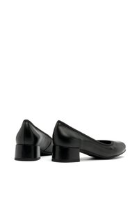 Scarpe nere in pelle con tacco medio, punta rotonda, texture liscia e tacco a blocco. Presentano un design minimalista senza decorazioni visibili.