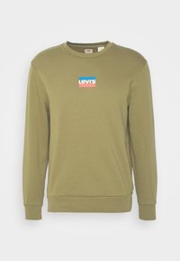 Olivově zelená mikina s dlouhými rukávy, žebrovanými manžetami a lemem. Na přední straně je obdélníkové logo Levi's v modré a růžové barvě.