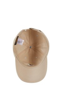 Beige színű baseball sapka puha anyagból, varrott részletezéssel, szellőző lyukakkal, és hátul állítható pánttal. A belső címke látható.
