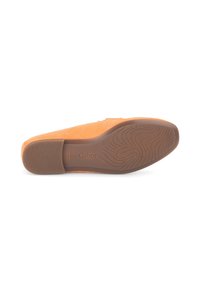 Oranje suède schoen met een flexibele rubberen zool, voorzien van een Gabor-logo dat is ingebrand en een patroon op de zool voor grip. Flat design zonder hak.