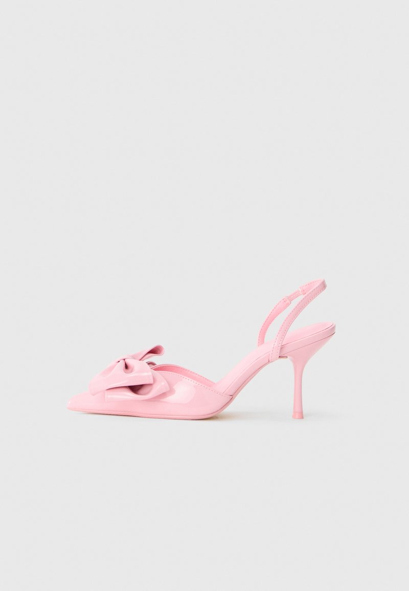 Roze gepatineerde leren slingback hakken met een puntige neus, een decoratieve strik aan de voorkant en een slanke stilettohak. Glad textuur.