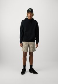 Jack & Jones JPSTJAIDEN JJJACQUARD - Kratke hlače - cloud dancer