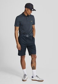 Lyle & Scott GOLF BROAD STRIPE  - Poloshirt - w dark navy  jet black