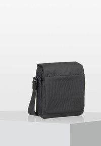 Borsa a tracolla nera realizzata in tessuto testurizzato con chiusura a pattina, tracolla regolabile, tasca frontale e logo impresso sul davanti.