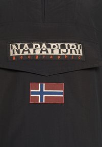 Giacca a pullover nera con un prominente logo "NAPAPIJRI", con una patch ricamata della bandiera norvegese sul davanti. Materiale resistente, colletto con zip.
