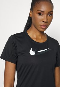 Nike Performance RUN - T-shirts print - black/white