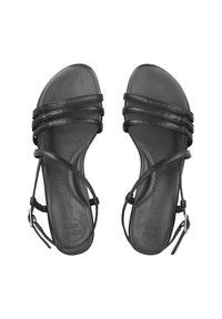 Černé sandály s několika tenkými popruhy, plochou podrážkou a přezkami na kotnících. Vyrobeny z hladkého materiálu s minimalistickým designem.
