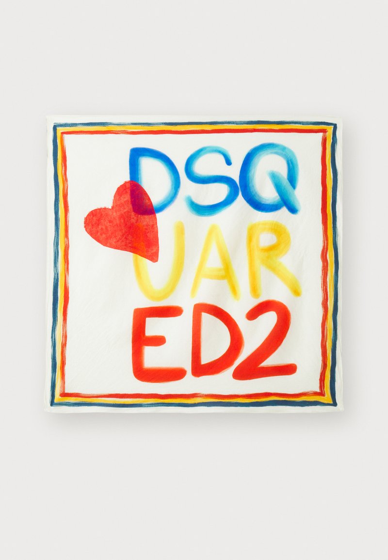 Kolorowy kwadratowy wzór z napisem "DSQUARED2" i czerwonym sercem. Grube litery w kolorze niebieskim, żółtym i czerwonym, otoczone wielokolorową ramką.