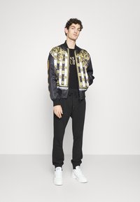 Versace Jeans Couture T-shirt estampada - black/gold