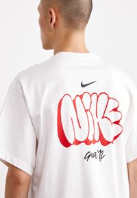 Nike Sportswear SOLO TEE  - Majica kratkih rukava s printom - white/black