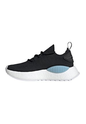 Chaussure de sport en maille noire avec une tige en mesh, une semelle intermédiaire en mousse blanche et un accent bleu sur le côté avec un design texturé.