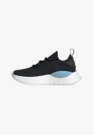 Schwarzer Strick-Sportschuh mit einem Obermaterial aus Mesh, weißer Schaumzwischensohle und einem blauen Akzent an der Seite mit einem strukturierten Design.