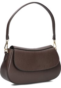 Bruineleren handtas met een gebogen vorm, een gladde textuur, flapsluiting en een korte schouderband, met gouden hardwareaccenten.