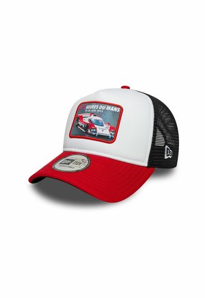 Rote und weiße Baseballkappe mit Netzrücken; auf der Vorderseite mit gesticktem Grafik eines Rennwagens und dem Text "24 Heures Du Mans".
