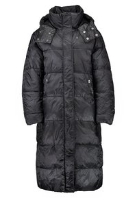 Dlouhý černý péřový kabát s kapucí, lesklým materiálem, prošívanými částmi a druky na ramenou a v pase.