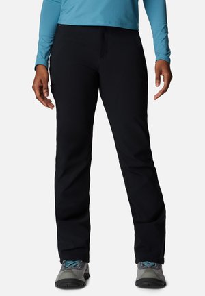 Schwarze Outdoor-Hosen im geraden Schnitt mit glatter Textur und einer verdeckten Fronttasche. Kombiniert mit einem hellblauen Langarmshirt.