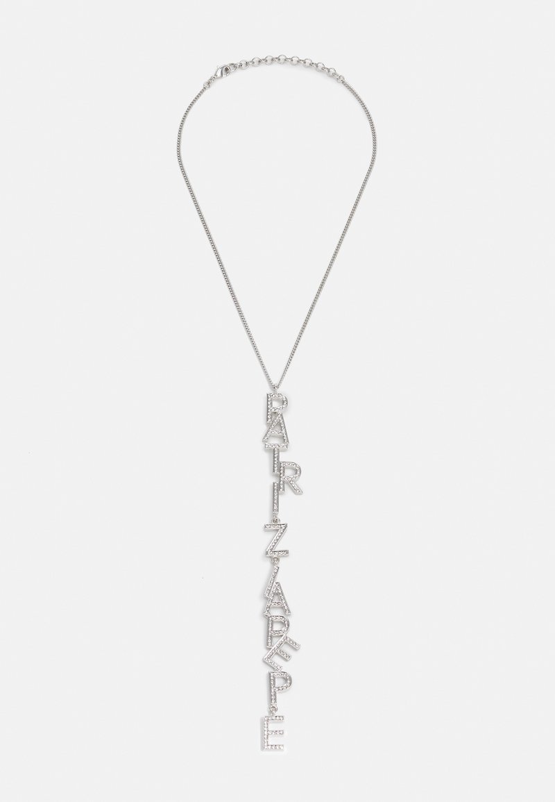 Collier chaîne en argent avec pendentif vertical composé de lettres formant "PARIZAPRPE" disposées sur une seule ligne.