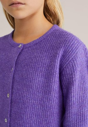 Cardigan viola lavorato a maglia con scollo rotondo, caratterizzato da un motivo testurizzato e piccoli bottoni lungo la parte anteriore.