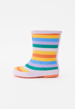 Bottes de pluie enfant mi-mollet avec des rayures horizontales jaunes, bleues, violettes, vertes et orange, avec une semelle blanche et une semelle orange.