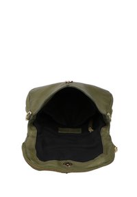 Grüne Lederhandtasche mit glatter Oberfläche, Reißverschluss und schwarzem Innenraum. Enthält dekorative Beschläge und ein Etikett im Inneren.