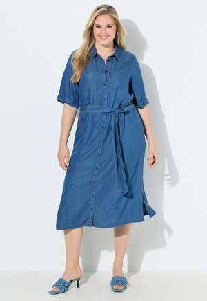 Ulla Popken HEMDBLUSENKLEID, A-LINIE, HEMDKRAGEN, HALBARM - Vestito di jeans - blue denim