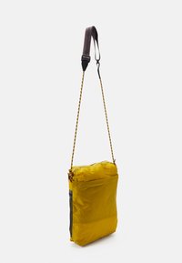 Klättermusen MULTISLOTS BAG UNISEX - Keresztpántos táska - gold-coloured